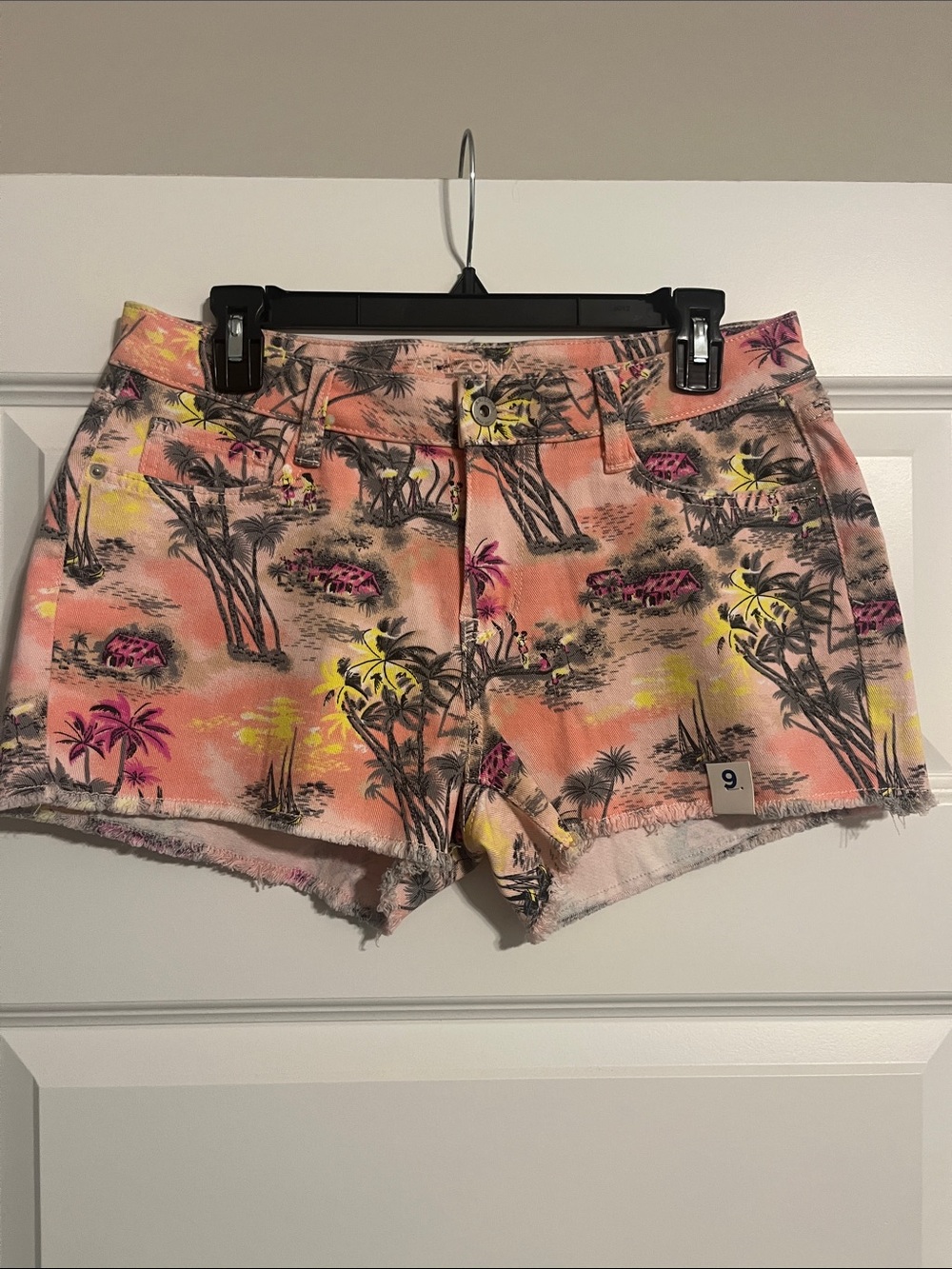 NEW Arizona Jean Co Pink multi
Tropical island Denim 2.5” inseam Shorts sz 9